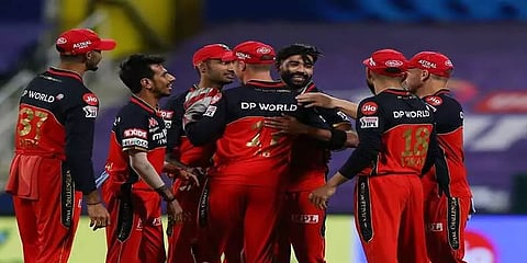 கெத்து காட்டிய பெங்களூர் பவுலர்கள்... 84 ரன்னில் சுருண்ட கொல்கத்தா