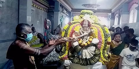 கூத்தனூர் சரஸ்வதி அம்மன் கோயிலில் பக்தர்கள் சிறப்பு வழிபாடு