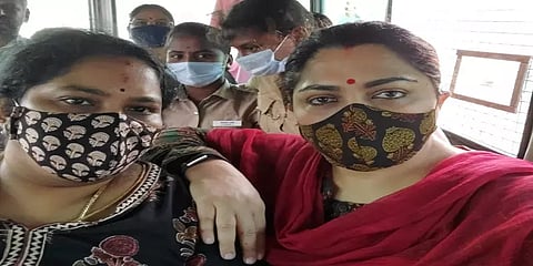 "அராஜகங்களுக்கு நாங்கள் தலைவணங்கமாட்டோம்":  கைதுக்கு பின் குஷ்பு  ட்வீட்