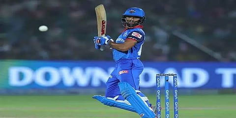 இமாலய இலக்கை விரட்டும் டெல்லி .. டக் அவுட் ஆன தவான்