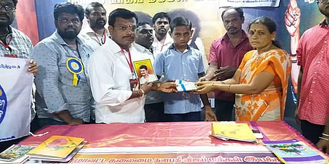 2 சிறுநீரகமும் செயலிழந்த ஏழை இளைஞன்... ரூ. 1லட்சம் கொடுத்து உதவிய விஜய் மக்கள் இயக்கம்