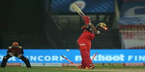 RCB VS SRH : ஹைதராபாத் பவுலர்களிடம் வீழ்ந்த பெங்களூரு பேட்ஸ்மேன்கள்