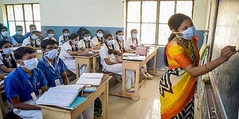 பள்ளிகள் திறப்பு தேதியில் மாற்றமா? அதிகாரிகளுடன் முதன்மை செயலாளர் ஆலோசனை