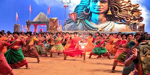 100 திருநங்கைகளுடன் நடனமாடும் அக்‌ஷய் : அதிரவைக்கும்  ’லக்‌ஷ்மி’ க்ளைமேக்ஸ் பாடல்