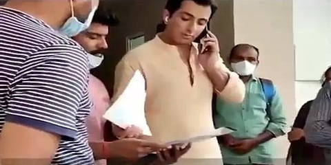 சினிமா ஷூட்டிங்கிலும் பொதுமக்களை  சந்தித்து உதவி செய்யும் சோனு சூட்!