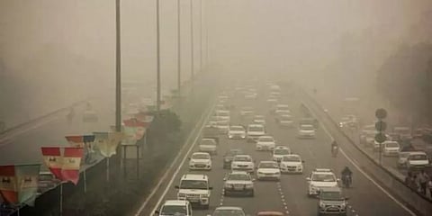 தடையை மீறி பட்டாசு வெடிப்பு: டெல்லியில் மோசமடைந்த காற்றின் தரம்