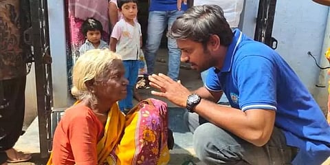 இவர் ரியல் ஹீரோங்க... யாசகர்களுக்கு உதவும் கல்லூரி பேராசிரியர்!