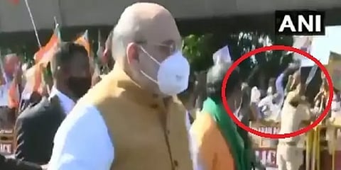 அமித் ஷா மீது பதாகை வீச முயற்சி - நடைபயணத்தில் பரபரப்பு