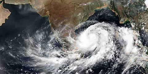 நாளை அதிகாலை வரை நிவர் புயல் கரையை கடக்கும்: வானிலை மையம்