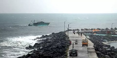 தமிழகத்தில் நாளை 13 மாவட்டங்களுக்கு பொதுவிடுமுறை!