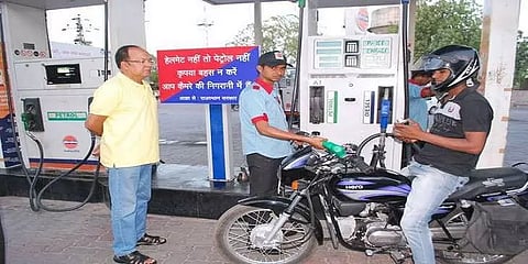 ‘ஹெல்மெட் இல்லாவிட்டால் பெட்ரோல் இல்லை’ - பங்க்குகளில் பதாகைகள் வைக்க உத்தரவு