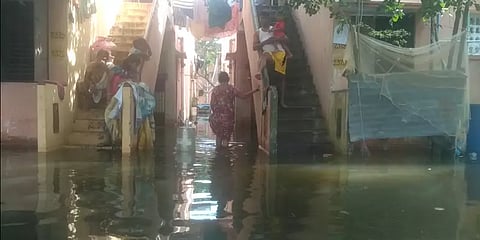 "புயல் போய் மூணு நாளாச்சு. ஆனா..." - செம்மஞ்சேரி குடியிருப்பு பகுதி அவலம் பேசும் படங்கள்!