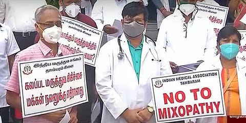 ஆயுர்வேத மருத்துவர்கள் அறுவை சிகிச்சை செய்ய எதிர்ப்பு - அல்லோபதி மருத்துவர்கள் போராட்டம்