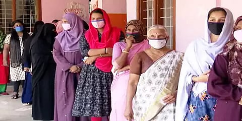 கேரள உள்ளாட்சி தேர்தல்: நீண்ட வரிசையில் காத்திருந்து வாக்களிக்கும் மக்கள்