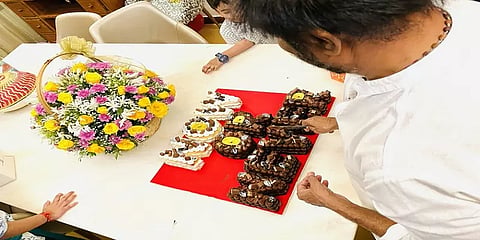 “இப்போ இல்லைனா எப்பவும் இல்ல”கேக் வெட்டி பிறந்தநாள் கொண்டாடிய ரஜினி