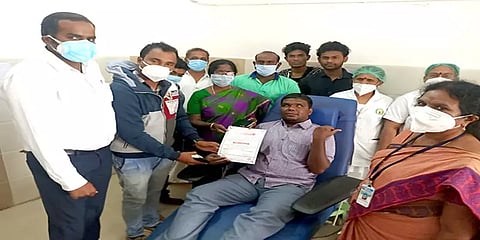 வாய் பேசமுடியாத மூதாட்டிக்கு தேடிவந்து இரத்த தானம் செய்த கண் பார்வை மாற்றுத் திறனாளி