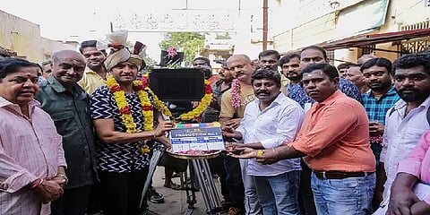 சந்தானத்துடன் கைகோக்கும் கைதி பட இசையமைப்பாளர் - தந்தை மகன் சென்டிமென்ட்  படம்