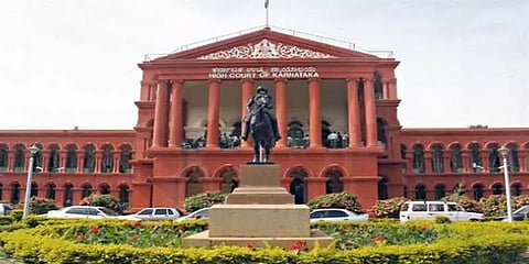 எஃப்.ஐ.ஆர் பதிவு செய்யாத காவலரை, சாலையை சுத்தம் செய்ய உத்தரவிட்ட நீதிமன்றம்