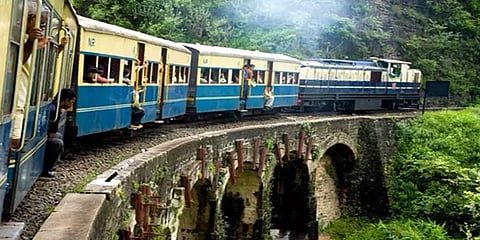 புத்தாண்டு: ஊட்டி மலை ரயிலில் உற்சாக பயணம் செய்த சுற்றுலா பயணிகள்