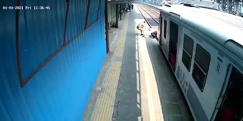 ரயில் விபத்திலிருந்து நூலிழையில் உயிர்தப்பிய முதியவர்-  சிசிடிவி காட்சி!