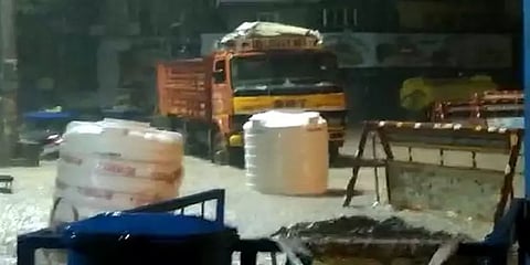 மதுரை: மழைநீரில் மிதந்து சென்ற சின்டெக்ஸ் டேங்குகள்; வைரல் வீடியோ