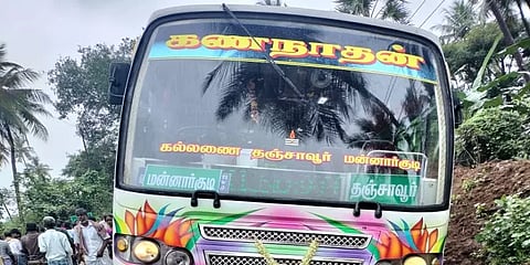 தஞ்சை: மின்கம்பி மீது தனியார் பேருந்து உரசி விபத்து -  4 பேர் உயிரிழப்பு