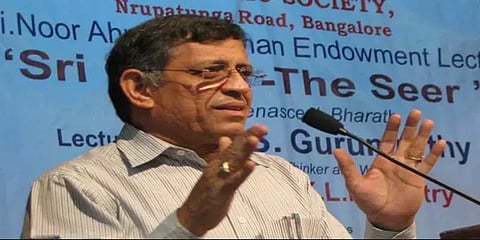 “திமுகவை எதிர்க்க சசிகலாவை சேர்த்துக் கொள்ளுங்கள்” - துக்ளக் விழாவில் குருமூர்த்தி பேச்சு