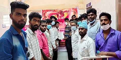 மயிலாடுதுறை:  42 யூனிட் ரத்தம் வழங்கி விஜய் சேதுபதியின் பிறந்தநாளை கொண்டாடிய ரசிகர்கள்