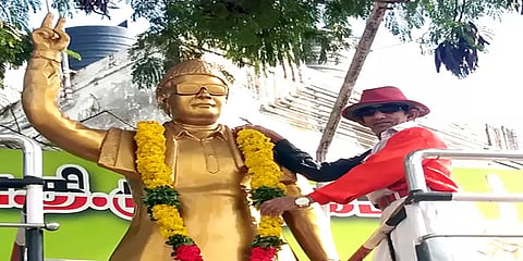 திண்டுக்கல்: தாயில்லாமல் நான் இல்லை... எம்.ஜி.ஆர் மீது ரசிகன் கொண்ட காதல்!