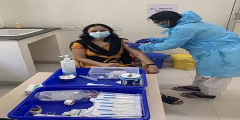 கொரோனா தடுப்பூசியை செலுத்திக்கொண்ட பிரதீப் கவுர்!