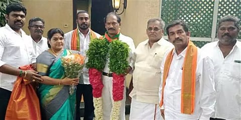 புதுச்சேரி:  பாஜகவில் இணைந்த காரைக்கால் பெண் தாதா, சீர்காழி ரவுடி