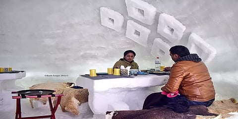 காஷ்மீரில் மனதை கவரும் பனிக்கட்டி உணவகம்! வியக்கும் நெட்டிசன்கள்