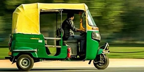 பெங்களூர்: பயணி தவறவிட்ட ரூ.2.6 லட்சம் - தேடிக் கண்டுபிடித்து ஒப்படைத்த ஆட்டோ ஓட்டுநர்!