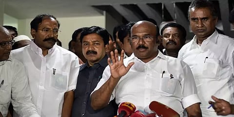 "அதிமுக கொடியை சசிகலா பயன்படுத்தக் கூடாது" - டிஜிபியிடம் அமைச்சர்கள் மீண்டும் புகார்