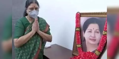 ஜெயலலிதாவின் புகைப்படத்திற்கு மலர்தூவி மரியாதை செலுத்திய சசிகலா!