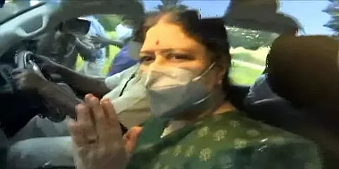 "அடக்குமுறைகளுக்கு அடிபணியமாட்டேன்" - சசிகலா