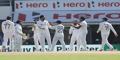 அஸ்வின் 5 விக்கெட்; இங்கிலாந்து 134 ரன்களுக்கு 'ஆல் அவுட்'