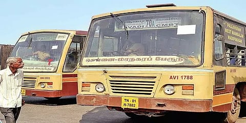 சென்னை மாநகரப் பேருந்துகளில் முதியவர்கள் இலவசப் பயணம்: இன்று முதல் டோக்கன்