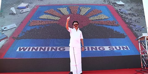 சென்னை: உதயசூரியன் வடிவில் 6,000 பேர் நின்று சாதனை