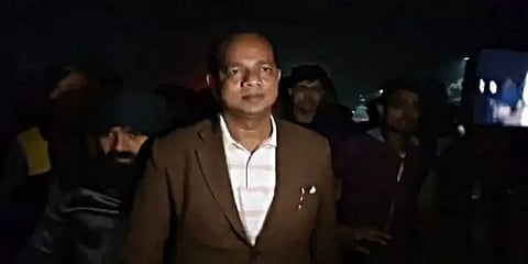 மேற்கு வங்க தொழிலாளர் நலத்துறை அமைச்சர் மீது வெடிகுண்டு வீச்சு - மருத்துவமனையில் அனுமதி