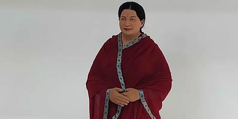ஜெயலலிதா நினைவிட வளாகத்தில் மெழுகு சிலை!