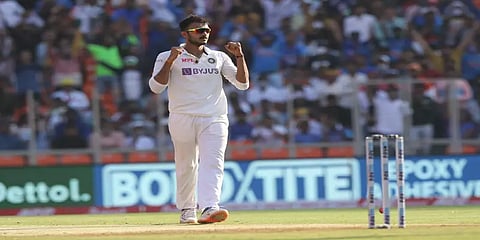 ஆறு விக்கெட்டுகளை அள்ளிய அக்ஸர் பட்டேல் - இங்கிலாந்து 112 ரன்னில் ஆல் அவுட்!