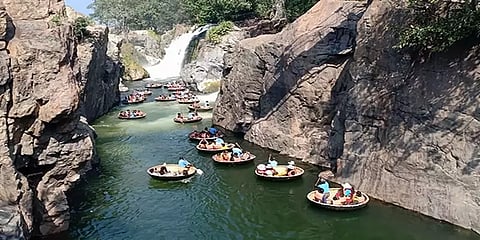 தருமபுரி: வார விடுமுறையை கொண்டாட ஒகேனக்கல்லில் குவிந்த சுற்றுலா பயணிகள்