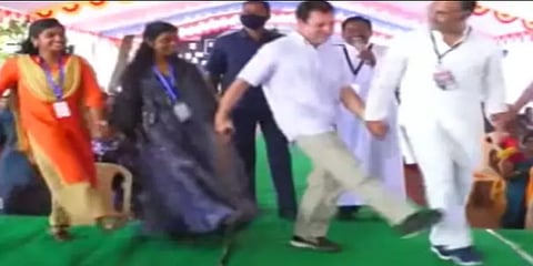 பள்ளி மாணவர்களுடன் உற்சாகமாக நடனமாடிய ராகுல்காந்தி..! வீடியோ