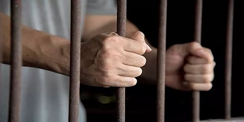 பாலியல் வன்கொடுமை வழக்கில் ‘தவறாக தண்டிக்கப்பட்ட நபர்’ - 20 ஆண்டுகள் சிறை அனுபவித்த கொடுமை