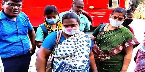 "ஏன் சார் மெஷினை வைக்கிறீங்க... ஓட்டுச் சீட்டு கொண்டு வாங்க!" - அதிகாரிகளிடம் கோரிய பெண்