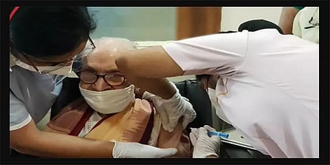 கொரோனா தடுப்பூசி செலுத்திக்கொண்ட 103 வயது மூதாட்டி!
