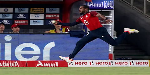 சூர்யகுமார் விளாசிய பந்து; பவுண்டரி லைனில் ஒரு கையில் பிடித்த ஜோர்டன் - வைரல் கேட்ச்!