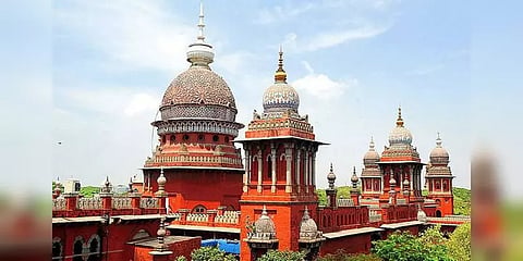 ஆளுங்கட்சி என்றால் தேர்தல் ஆணையம் அமைதி காக்குமா?- உயர்நீதிமன்றம் சரமாரி கேள்வி