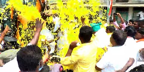 ஜோலார்பேட்டை: அமைச்சர் வீரமணிக்கு ஜேசிபி இயந்திரம் மூலம் 500 கிலோ மலர்தூவி வரவேற்பு